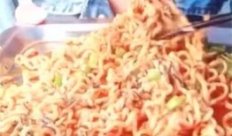 吃火鸡面爆料视频,挑战极限！揭秘吃火鸡面爆火背后的疯狂视频